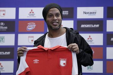 Ronaldinho se encuentra en Bogotá para disputar un partido entre Santa Fe y Atlético Nacional. El brasileño dio una rueda de prensa junto al presidente del equipo 'Cardenal' Eduardo Méndez.