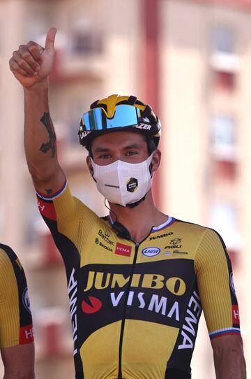 Primoz Roglic antes del inicio de la etapa. 