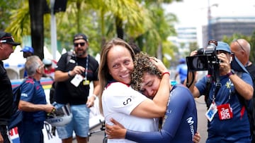 Paula Ostiz abraza a Gemma Pascual, la seleccionadora, tras el triunfo.