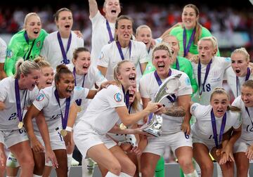 Las jugadoras inglesas levantan la Eurocopa. 