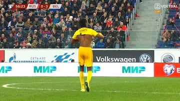 Boyata poni&eacute;ndose su camiseta.