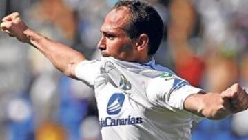 <b>AMBICIOSO. </b>Nino firmó su gol número cincuenta con el Tenerife en una magnífica volea. El delantero lleva camino de convertirse en un mito para la afición.