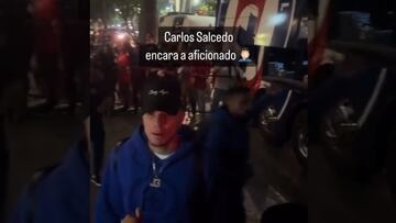 Carlos Salcedo encara a aficionado y amaga con darle un cabezazo