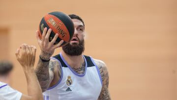 Vincent Poirier se entrena con sus compañeros en la previa del inicio del playoff de semifinales ante el Joventut.