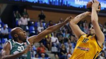 El ala-p&iacute;vot del Limoges Adrien Moerman se dispone a lanzar a canasta ante el ala-p&iacute;vot estadounidense del Unicaja Caleb Green, durante el encuentro de la tercera jornada de la Euroliga que se disputa hoy en el Palacio de Deportes Jos&eacute; Mar&iacute;a Mart&iacute;n Carpena, en M&aacute;laga. 