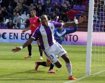 Alegría de Manucho jugador del Valladolid que ha marcado el gol 1-0 
