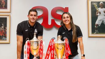 Tobías Sainz-Trápaga y Amaia Erbina posan con los trofeos de las Series Mundiales.