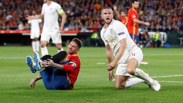Ramos se duele en el césped junto a Dier.
