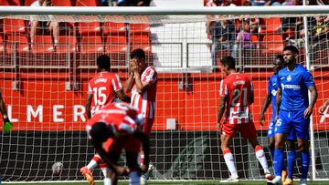 Los jugadores del Almería, cabizbajos.