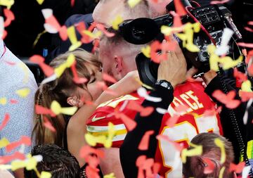 El apasionado beso de Taylor Swift y Travis Kelce celebrando la victoria en la Super Bowl