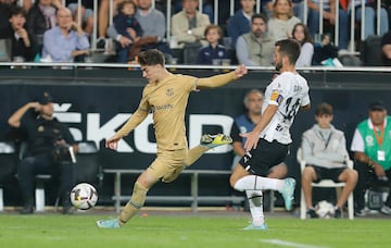 Gavi y José Luis Gayá.