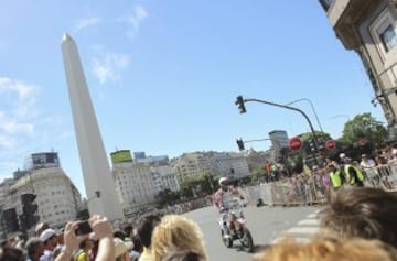 Aficionados saludan el paso de vehículos participantes en el Rally Dakar 2015.