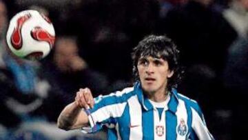 <b>LÍDER. </b>Lucho González controla un balón en un partido de Liga en O Dragao.