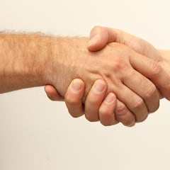 ¿Por qué nos damos la mano para saludarnos, origen y significado del gesto?