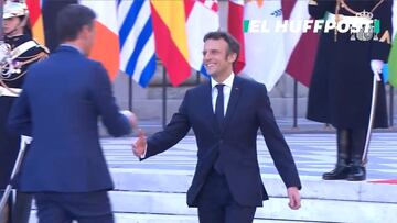 El saludo entre Macron y S¨¢nchez que lleva un mill¨®n de visitas