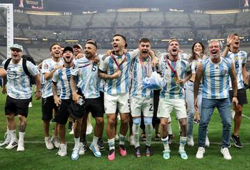 Locura argentina en el césped. Messi y sus compañeros celebran haber conseguido ser Campeones del Mundo.