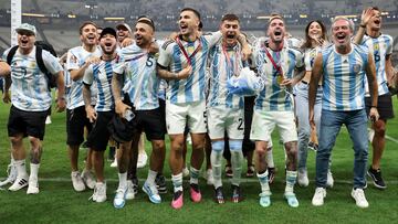 Locura argentina en el césped. Messi y sus compañeros celebran haber conseguido ser Campeones del Mundo.