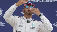 Lewis Hamilton saluda al público inglés tras lograr la pole position en el GP de Gran Bretaña