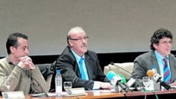 <b>CARTEL DE LUJO. </b>Relaño, J. J. Santos, Del Bosque, Cobo, Ángel Rodríguez y Ortego, en el salón de actos de Ciencias de la Información.