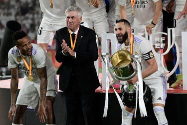 La Copa del Rey de 2014 fue el primer título blanco de ‘Carletto’. El equipo blanco derrotó 2-1 al Barcelona con goles de Di María y de Gareth Bale. El 6 de mayo de 2023 Carlos Ancelotti ganó su segunda Copa del Rey disputada en Sevilla ante Osasuna. Dos goles del brasileño Rodrygo dieron al conjunto de Carlo Ancelotti el triunfo en la final.