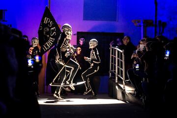 Varias personas bailan durante la procesión y ‘Dansa de la Mort’, a 6 de abril de 2023, en Verges, Girona, Cataluña (España). Cada Jueves Santo por la noche, varios esqueletos desfilan en la localidad de Verges. El origen de esta tétrica danza se remonta a las epidemias de la peste negra que asolaba a Europa en la Edad Media, entre los siglos XIV y XVII. La danza indica el paso inexorable de todos los hombres hacia la muerte, representando las escenas del recorrido de Jesús hasta el monte del Calvario. Todo el recorrido está iluminado por antorchas y caracoles de aceite creando una atmósfera oscura, mientras cinco personas vestidas de esqueleto con sonido rítmico y repetitivo del tambor hacen diferentes danzas.