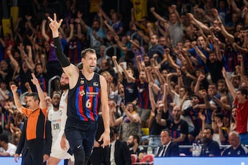 BARCELONA, 18/06/2023.- El pívot checo del Barcelona Jan Vesely celebra un triple, durante el segundo partido de la final de la Liga Endesa de baloncesto ante el Real Madrid disputado este domingo en el Palau Blaugrana. EFE/Quique García
