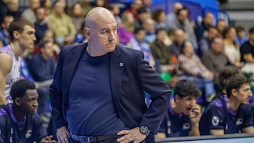 BURGOS, 07/03/2026.- Jaume Ponsarnau, entrenador del Surne Bilbao Basket, durante el partido de baloncesto de La jornada 21 de la Liga Endesa entre el San Pablo Burgos y el Surne Bilbao Basket, este sábado en Burgos. EFE/Santi Otero