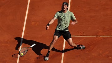 El tenista griego Stefanos Tsitsipas celebra su victoria ante Alejandro Davidovich en la final del Rolex Monte-Carlo Masters, el Masters 1.000 de Montecarlo, en el Monte-Carlo Country Club.