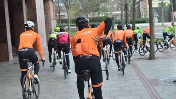 Los ciclistas del Fundación Euskadi, durante una concentración.