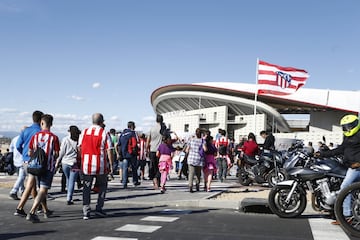 Desde las 10:00 de la mañana los aficionados atléticos celebran el estreno del nuevo estadio rojiblanco Wanda Metropolitano en los alrededores del estadio.