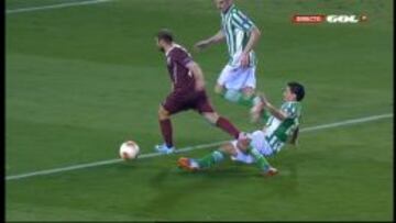 Otro penalti que era falta fuera del área en el Betis-Rubin Kazan