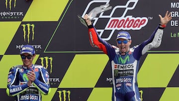 Lorenzo y Rossi en el podio de Le Mans.