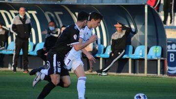 Adrián Armental pugna por el balón con Nacho Sánchez.