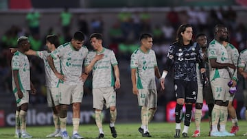 Jugadores de Santos Laguna después de una derrota como visitante.