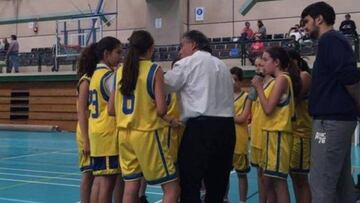 Pepu Hern&aacute;ndez da instrucciones a las jugadoras del Hortaleza femenino.