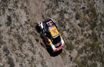 Décima etapa entre Salta y Belén. El piloto francés Stephane Peterhansel con Peugeot.