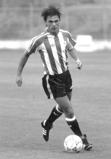 Defendi車 la camiseta del Athletic Club en dos etapas diferentes: desde 1990 hasta 1993 y la temporada 1994-95. Jug車 con el Osasuna la temporada 1993-94.