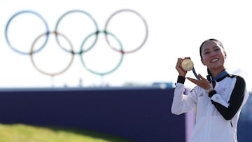 Paris 2024 Olympics - Golf - Women's Victory Ceremony - Le Golf National, Guyancourt, France - August 10, 2024. Gold medallist Lydia Ko of New Zealand poses with her medal as she celebrates after winning the event REUTERS/Paul Childs