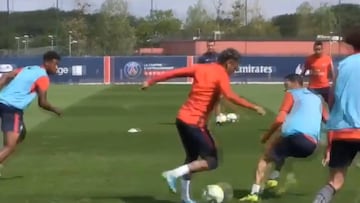 Neymar shows fancy footwork during PSG training