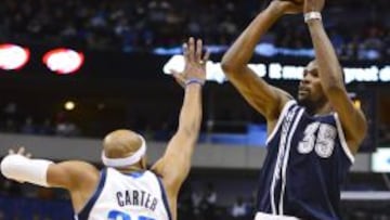 Kevin Durant, autor de 52 puntos en el American Airlines Center de Dallas, lanza a canasta ante la oposici&oacute;n del veterano Vince Carter, de los Mavericks.