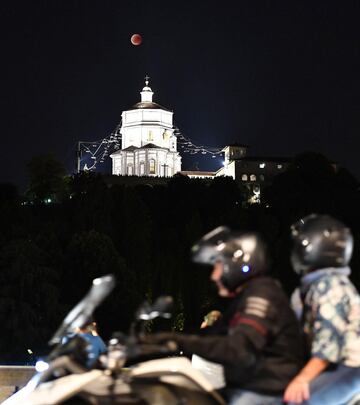 Imagen del eclipse lunar con luna de sangre 2018 sobre el Monte dei Cappuccini de Turín, Italia.