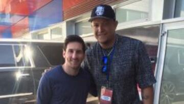 Miguel Cabrera posa junto a Leo Messi tras el entrenamiento del Barcelona.