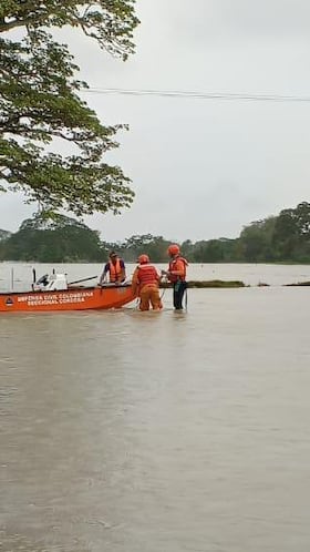 Organismos de socorro realizan rescate de familias en zonas inundadas en Córdoba.