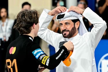 El piloto australiano de McLaren, Oscar Piastri, conversa con el presidente de la FIA, Mohammed Ben Sulayem, tras la sesión de clasificación previa al Gran Premio de Fórmula Uno de Abu Dabi.