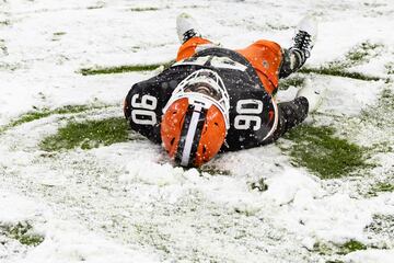 Los jugadores de los Cleveland Browns hacen figuras de ángeles sobre la nive tras ganar su partido a los Pittsburgh Steelers.