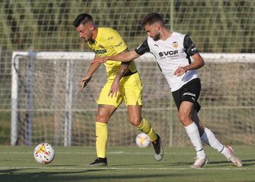Alex Baena y Cristiano Piccini disputando un balón.
