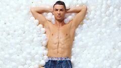 Cristiano Ronaldo luciendo la d&eacute;cima edici&oacute;n de su l&iacute;nea de calzoncillos, CR7 Underwear, en un mar de bolas blancas.