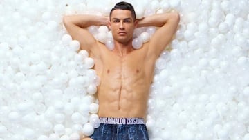 Cristiano Ronaldo luciendo la d&eacute;cima edici&oacute;n de su l&iacute;nea de calzoncillos, CR7 Underwear, en un mar de bolas blancas.