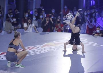 El Palau de la Música de Valencia albergó las finales mundiales Red Bull Street Style 2021. Los mejores freestyler del planeta dejaron constancia en cada duelo de lo compleja que es esta disciplina, que requiere de técnica, dotes acrobáticos, creatividad, físico y fortaleza psicológica. Triunfaron la británica Lia y el noruego Erlend.