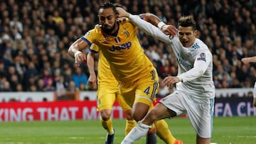 Cristiano y Benatia luchan por un bal&oacute;n en 2018